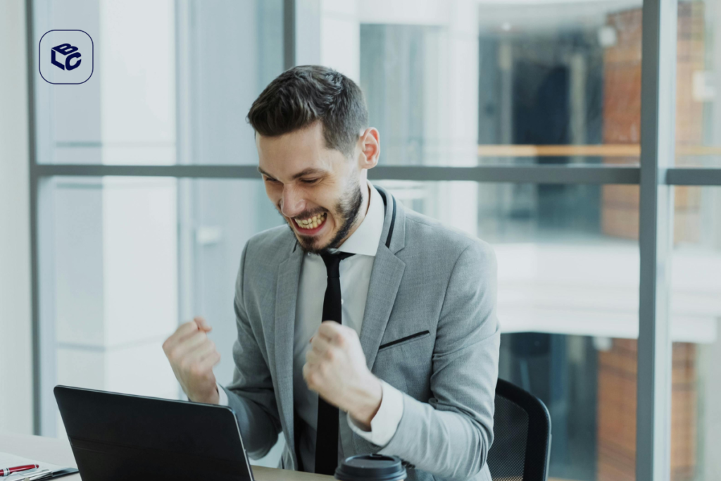 Homem comemorando sucesso em escritório, alusivo a adiantar precatório.